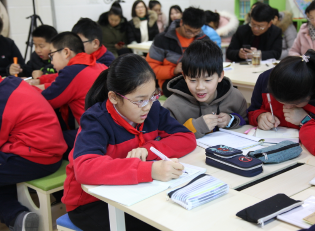 随机听取了语文数学等常态课具体教师教育方法和学生学习状况