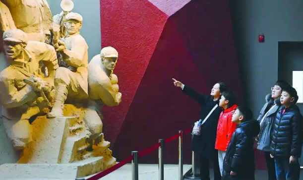 了解年代考虑职责学生们站在劳模立异效果展台前动手体验模拟焊接操作