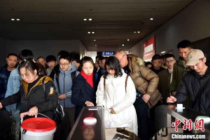  “90后”高铁女站长的“春运十二时辰”