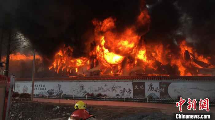 图为火灾现场。嘉兴消防提供 浙江嘉兴一纺织厂发生大火 消防出动100多人赴现场救援