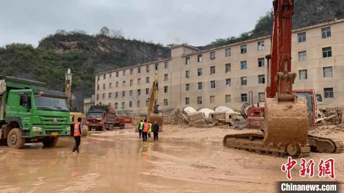 贵阳一商品混凝土公司厂区塌滑：7人发现时无生命体征